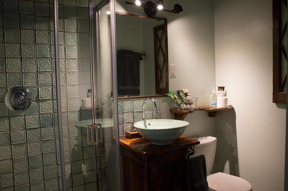 Owl'S Nest Suites Carrying Place Ngoại thất bức ảnh